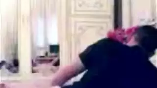 فتاة عربية تتوسل لقضيب جامعي كبير ليمزق كسها الضيق