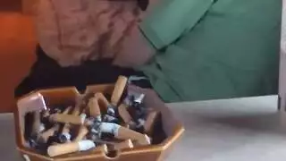 فتاة صغيرة تستمني بكسيها المبلل في البرية