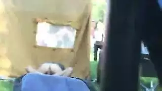 تمويه في الفناء الخلفي: سحب موعدته لمشهد إباحي سريع