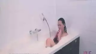 فتاة عابرة تستمني مهبلها الضيق بقوة في الحمام