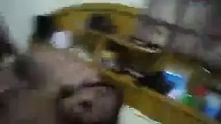 بعد مساعدة صديقاتها، تحصل على قضيب صلب بين شفتيها