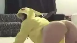 أم عربية مثيرة تثير بثدييها الطبيعيين الممتلئين على الكاميرا