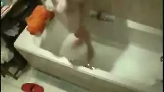 مشهد انفرادي حار: لقطات سرية للاستمناء في الحمام