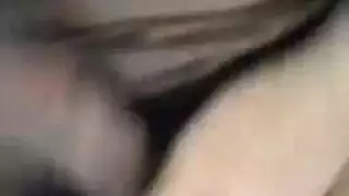 قضيب صلب هائل شاب يمارس العادة السرية حتى يندفق المني بقوة