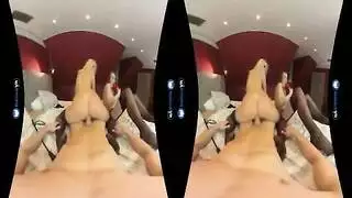 عاهرتان مثارتان تُحشيان بقضيب كبير من فحل