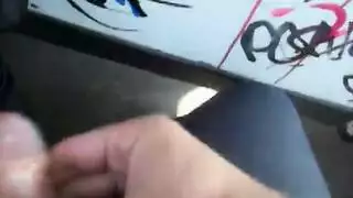 انتصاب علني: استمناء في الحافلة وفرك على مؤخرتها المستديرة