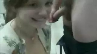 لطيف الهواة شقراء الهواة تمتص الديك مثل الموالية بينما الرجيج الوركين لها