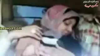 طالبة جامعية تُساء معاملتها وتُنادى بقوة في السيارة