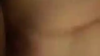 عاهرة ناضجة تقدم كسها الحليق الطازج