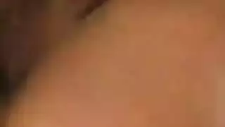 اثنان من الشقراوات يحاولان الذهاب في أول الثلاثي الثلاثي