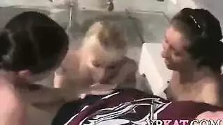 قضيبان أسودان كبيران يدمران عاهرة شقراء في علاقة ثلاثية إباحية شديدة