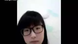 الفتاة الآسيوية المفلسة تهيمن عليها قضيب أسود كبير في إباحية خشنة