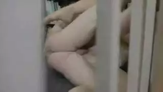 مداعبة شقراء مثيرة تؤدي إلى نيك صريح في المكتبة