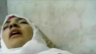 مغامرة إباحية محجبة: شرج قاسي ولعب عنيف بالصدر