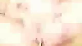 إباحية استمناء: تئن وتداعب نفسها بأصابعها