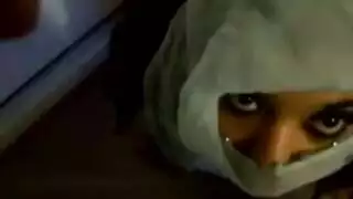 فتاة عربية تُمارس الجنس في مشهد منزلي