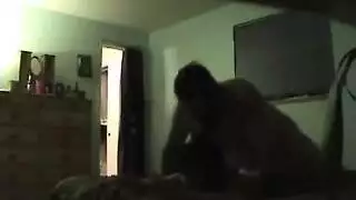 زوج متجسس يكتشف سر ممارستها الجنس بمشاركة رجلين