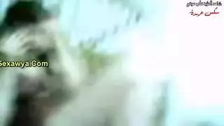 عاهرة فاتحة البشرة تدلك مهبلها وهي على وضعية السماعة