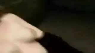 فتاة سمراء محترفة تقدم مصًا خبيرًا مقابل النقود