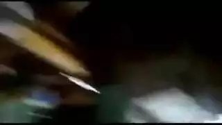 يقوم الفتيان والفتيات الهواة بأشياء شقية في الحدائق