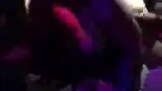 رجلان يضربان مهبل كيشا جراي الضيق في مثلث جنسي