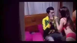 فتاة مثيرة مع أسلاك التوصيل المصنوعة تستمني بلعبة جنسية ضخمة ، في استوديو ضخم