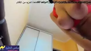 بقرة كبيرة الثدي تستمتع بحليب ثدييها في فيلم شهواني