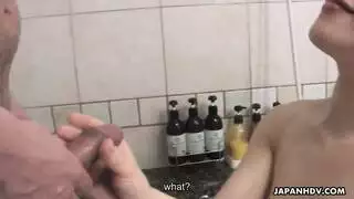 سكس حمام آسيوي: مداعبة قضيب مكثفة ومشاهد إباحية ساخنة