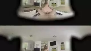 فتاة مثيرة تأخذ قضيبًا افتراضيًا صلبًا