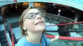 شرموطة مثارة تبرز وجنتي طيزها الحليبيتين في الأماكن العامة