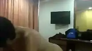 سيدة أنيقة تستمتع بوضعية كلابية قاسية مع حبيبها