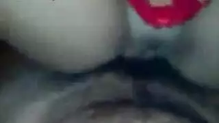 فرج فضفاض يأخذ قضيبًا صلبًا بالكامل وخصيتين متدليتين