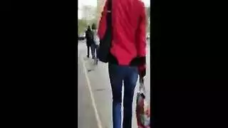 الهزاز على فرجها المحلوق يجعلها تتوسل للقضيب