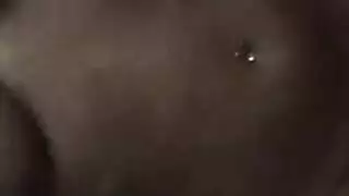 طالبة شقراء تركب قضيبًا اصطناعيًا مزدوجًا بقوة، وتصرخ وهو يملأ مهبلها وشرجها