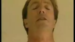 إغراء في غرفة النوم: رقصات وقبلات ساخنة مع شمس البرودي في نيجابيه