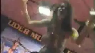 جاحد عاري الصدر دانماركي