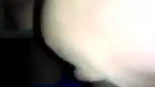 تظهر ثدييها وفخذيها قبل أن تأخذ قضيبه الصلب