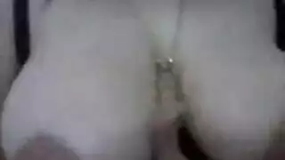 هي وحيدة تمامًا وتلعب بثدييها الكبيرين