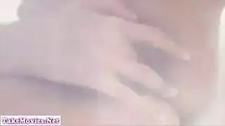 فتاة مثيرة تضع إصبعها في فرجها المحلوق حتى رعشات النشوة المكثفة