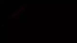 وحدهما في المنزل ومثاران: الأم الشقراء تشارك ابنها لسانها الرطب