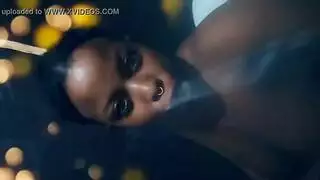 مراهقة سمراء تحصل على تدليك مجاني من والديها دون معرفة أنه إعداد إباحي