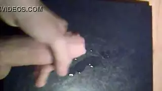 إنهاء جلسة استمناء مكثفة: تناثر المني على السطح