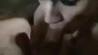 متبرجة كعاهرة، تمارس الجنس كوحش في مؤخرة السيارة