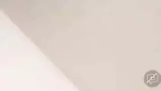 فتاة ممتلئة شابة تأخذ قضيبًا ضخمًا بعمق