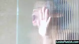 ثمرة محرمة: سيدة ناضجة تأخذ عذرية شاب