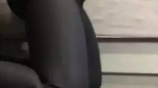 بنات وقحات يفتحن أرجلهن ويظهرن كريماتهن الوردية