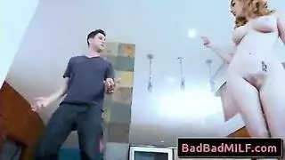 الجميلة كبيرة الصدر فانيسا تتعرض لطلقات خلفية بعد اختناقها بقضيب