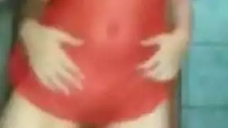 استربتيزر ذات أثداء طبيعية تثور: رقص ودعك لكسيها المبلل