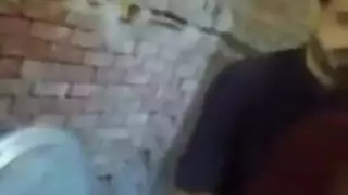 فتاة المزرعة المثيرة تأخذ جنس شرجي خشن في الزريبة