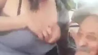 رجل عجوز يلتهم أثداء كبيرة لفتاة صغيرة في فيديو بورنو